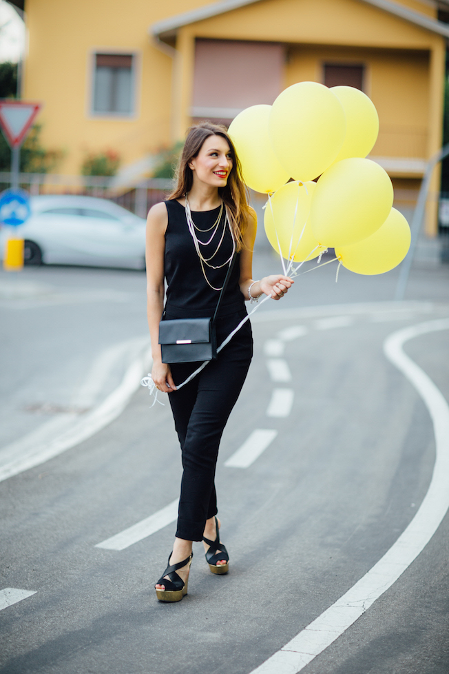 Palloncini Gialli e una tuta elegante e scollatassima