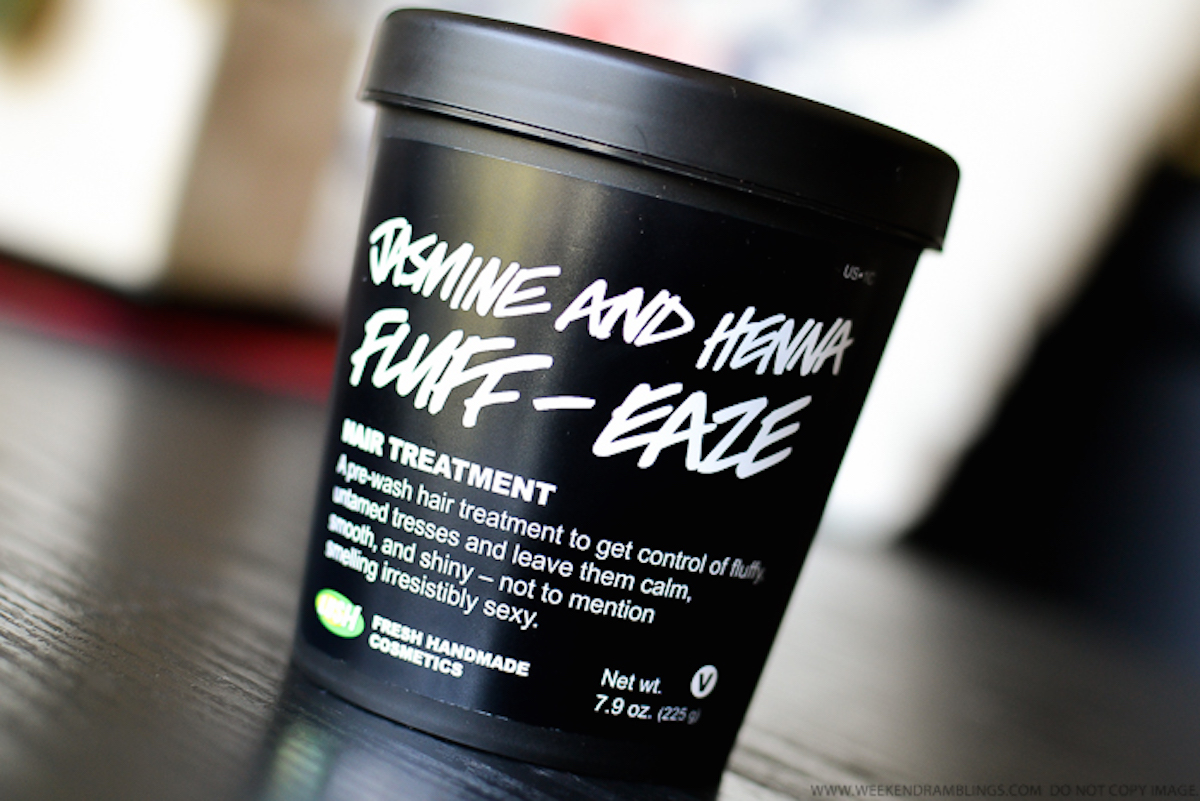 Jasmine and Henna Fluff-Eaze – Lush È i trattamento pre-lavaggio rinforzante ideato per aiutarci a riprendere il controllo dei capelli: grazie alla sua idratazione profonda ed all’azione anti-crepo, definisce perfettamente la pettinatura e rende i capelli brillanti, corposi e più sani. Assolutamente necessario per definire un taglio come lo Short Bob in versione messy!