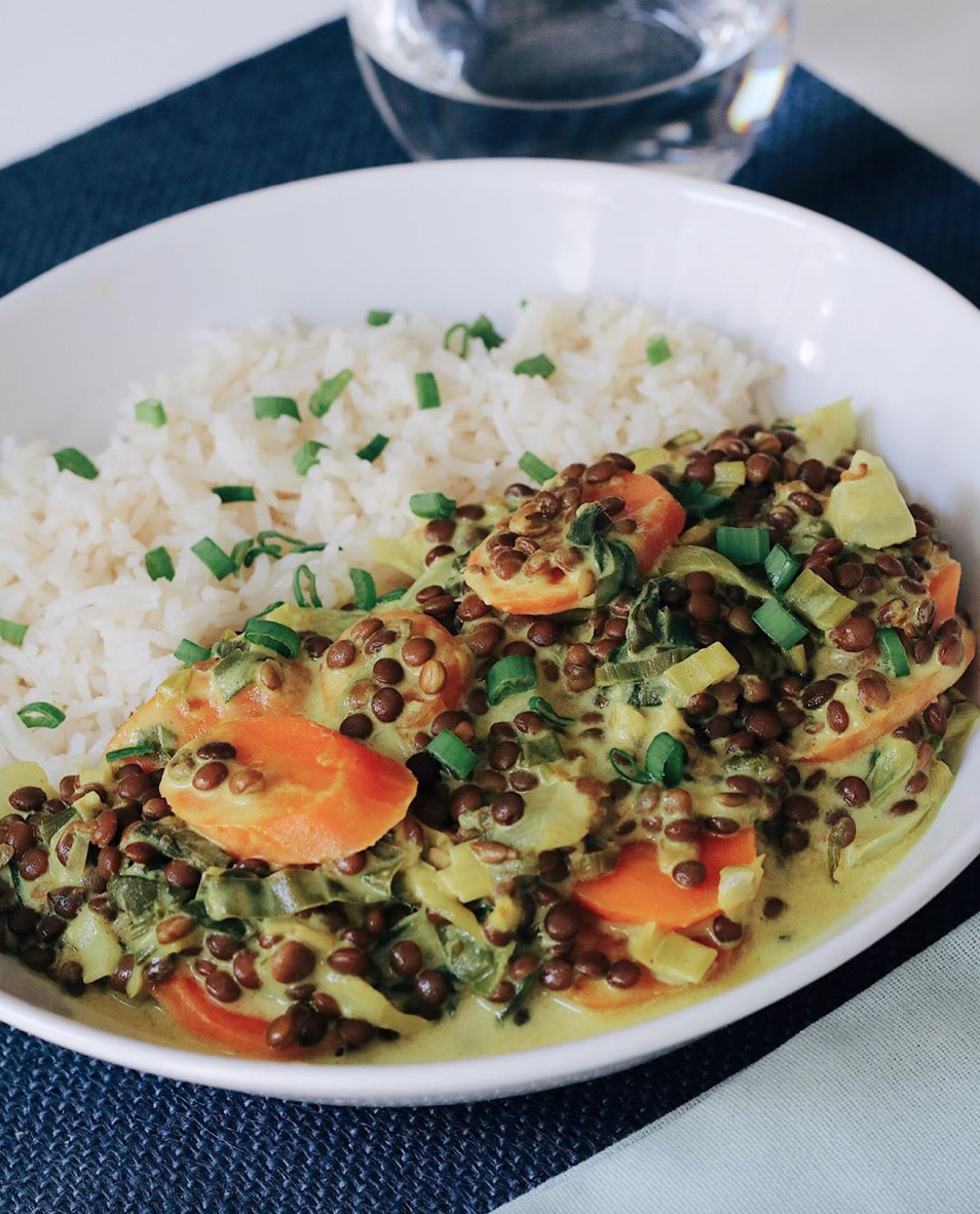 Zuppa vegana con latte di cocco e curry