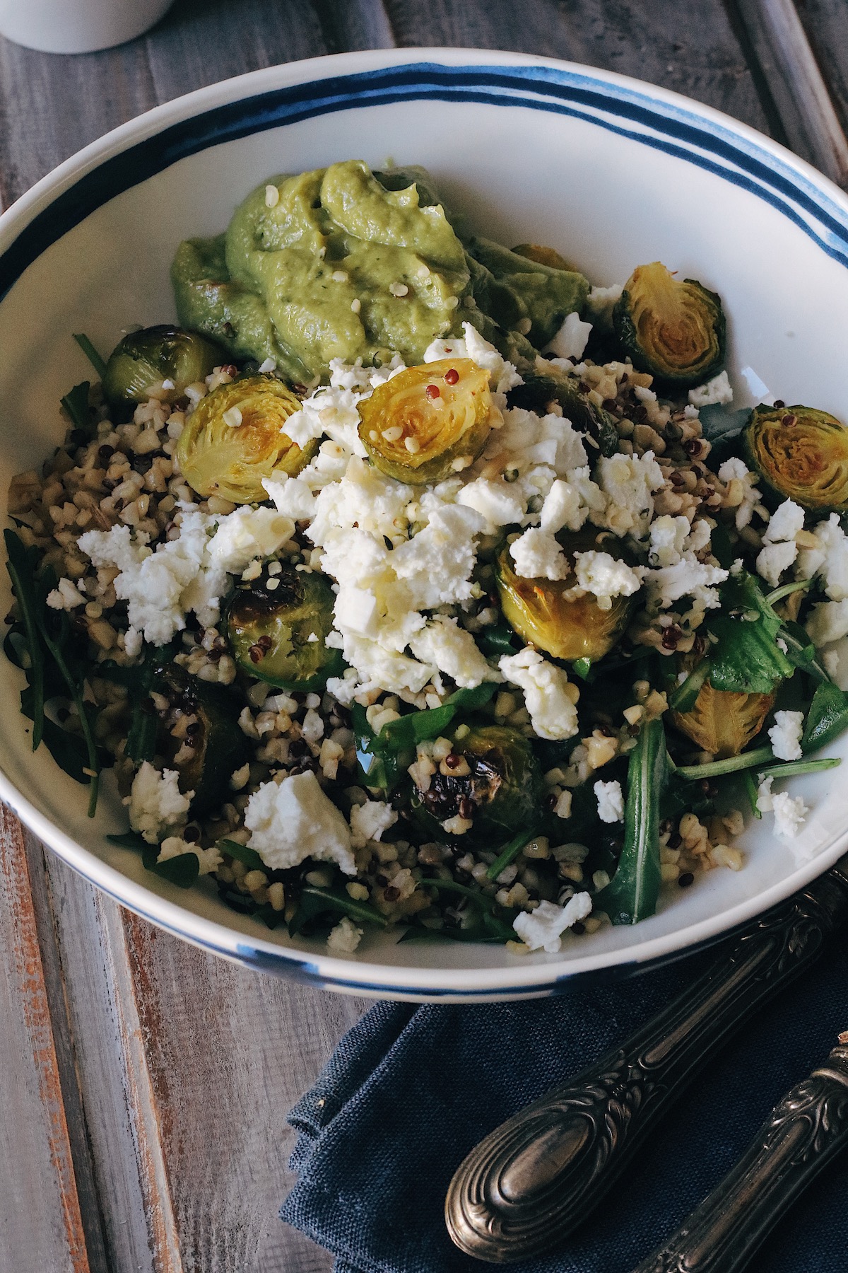 bulgur e quinoa con feta e cavoletti di bruxelles