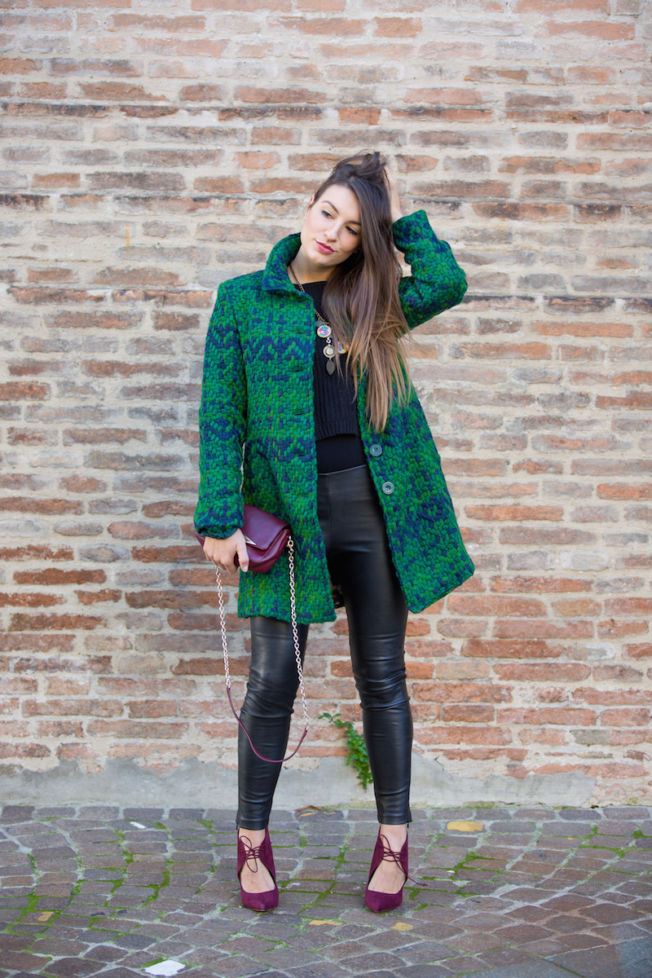 Un cappotto colorato per i look invernali total black - Style and Trouble