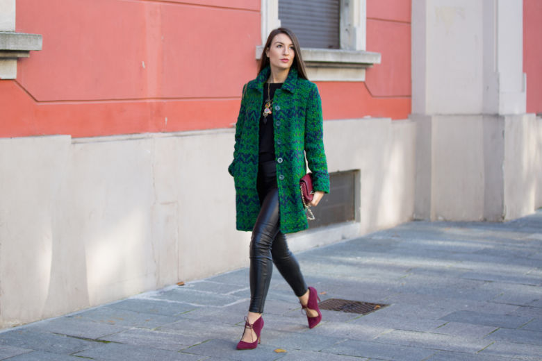 Un cappotto colorato per i look invernali total black - Style and Trouble